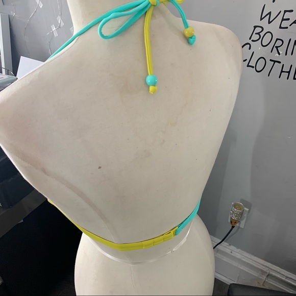 Victoria’s Secret// swim top size 32B - Picture 7 of 7